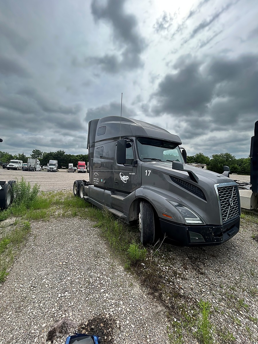 2020 VOLVO VNL64T760 SLEEPER TX