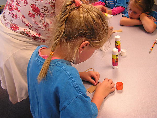 MAKING A MEERKAT FINGER PUPPET FROM FELT